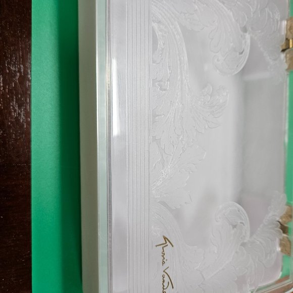 vintage Gloria Vanderbilt hinged embossed plastic vanity box! - Picture 3 of 8